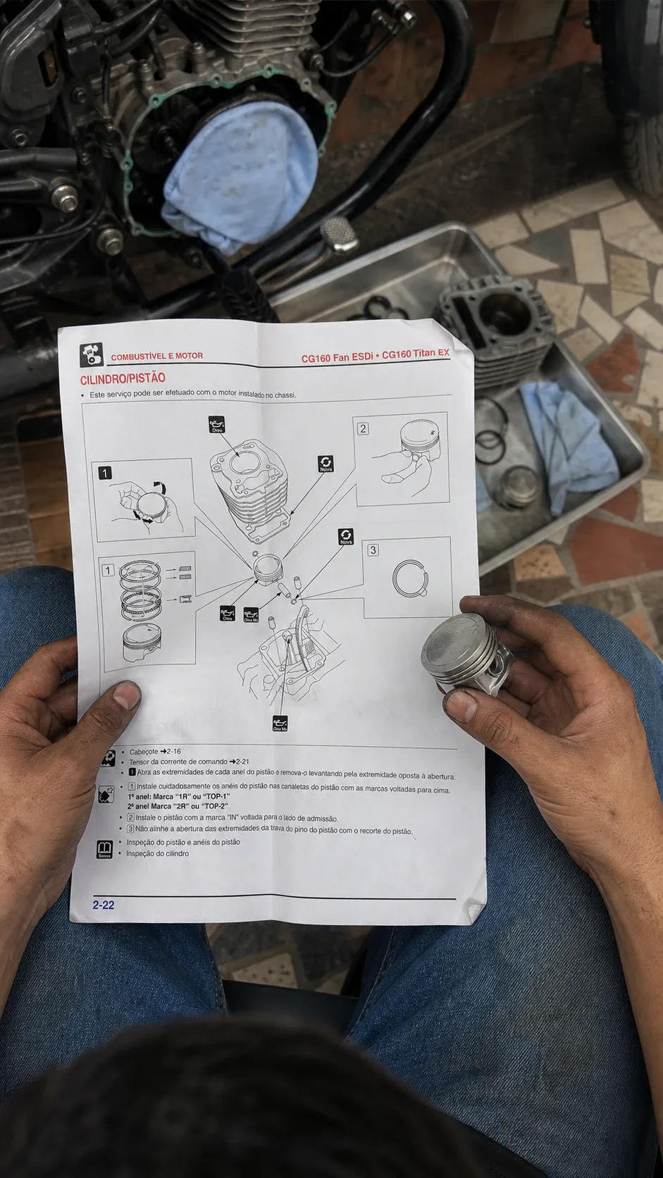 Material visual sendo usado em uma oficina mecânica — registro 16